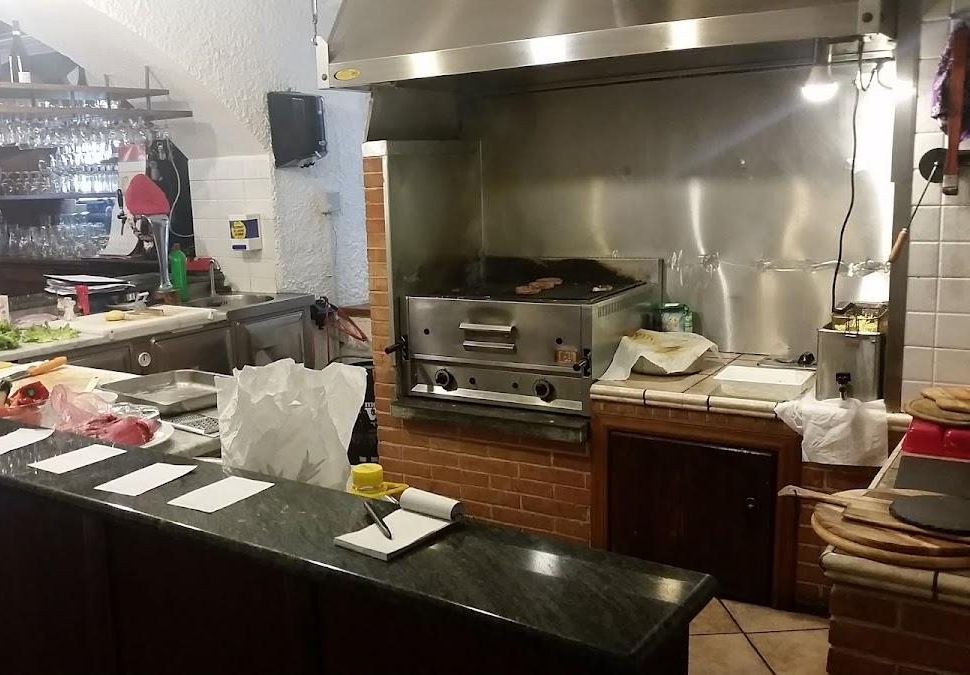 La cucina a vista con la griglia