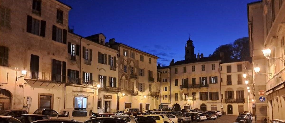 Piazza Vittorio Emanuele II a Ceva, all'imbrunire