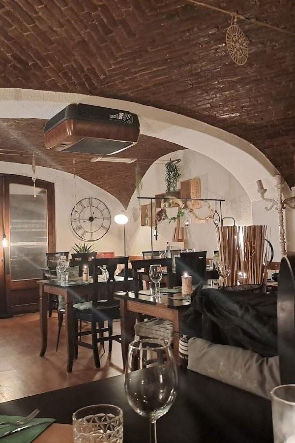 La sala con le volte in mattoni e il grande orologio
