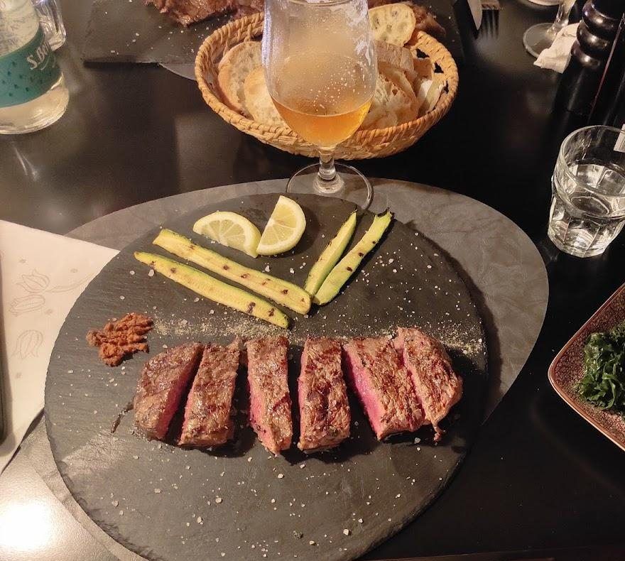 Tagliata di manzo servita sulla pietra